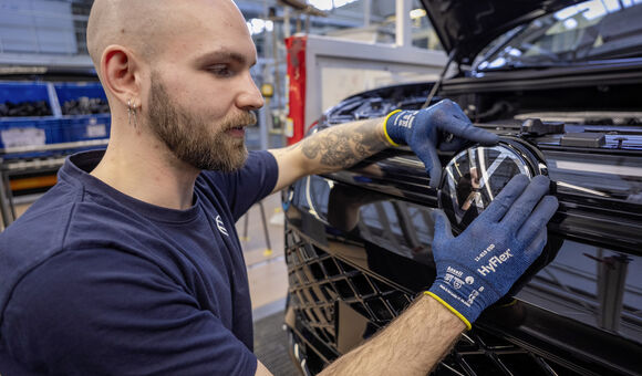 Production Volkswagen Tiguan and Volkswagen Tayron - Assembly line 4, Logo assembly