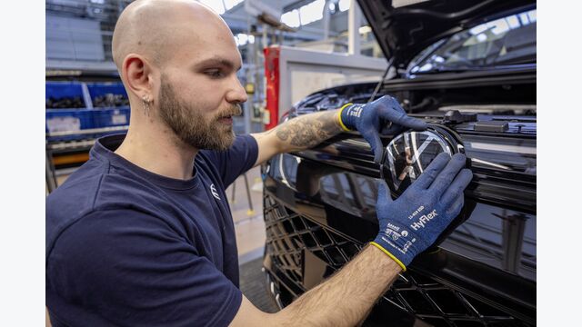 Production Volkswagen Tiguan and Volkswagen Tayron - Assembly line 4, Logo assembly