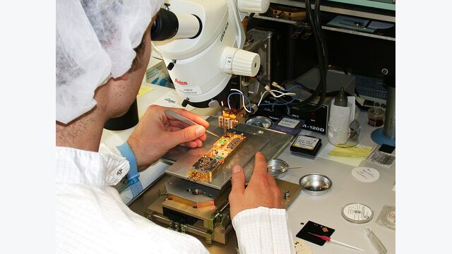 Automatenfertigung von Hochfrequenzmodulen bei Hensoldt