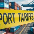 Sperrband mit Import Tariffs vor Container am Hafen. Dieses Bild ist KI-generiert.