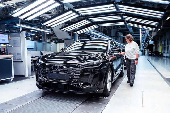 Audi Produktion im Werk: Stellenabbau und Umbau zur Elektromobilität trotz steigender Gewinne