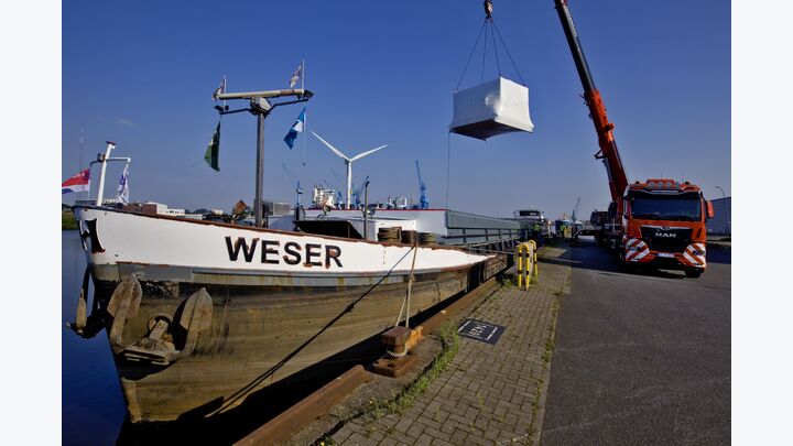 Verladung überbreiter Komponenten auf Binnenschiff im Fischereihafen
