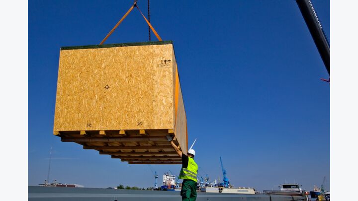 Stauereieinsatz bei Entladung von Binnenschiff im Nordhafen
