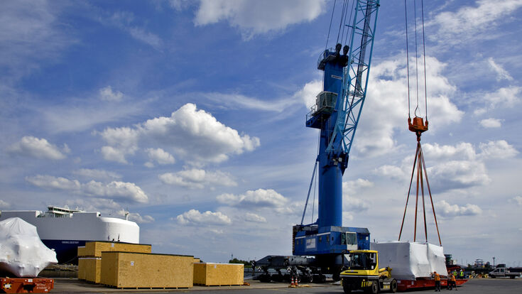 Entladung von Binnenschiff im Nordhafen