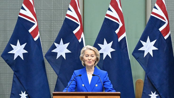 Ursula von der Leyen vor australischen Flaggen