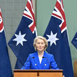 Ursula von der Leyen vor australischen Flaggen