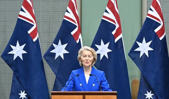 Ursula von der Leyen vor australischen Flaggen