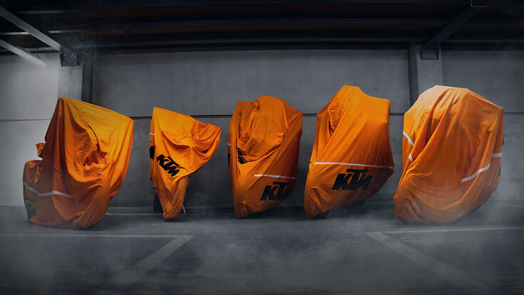 Verhüllte Maschinen bei KTM: Trotz Gewinn bleibt die Lage des Motorradbauers fragil.
