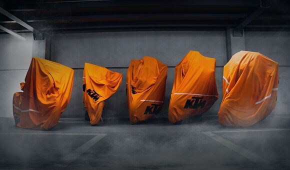 Verhüllte Maschinen bei KTM: Trotz Gewinn bleibt die Lage des Motorradbauers fragil.