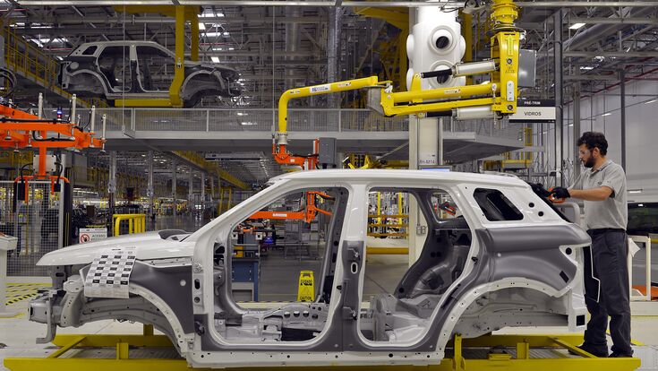 Jaguar Land Rover hat die Produktion im Werk Solihull zeitweise gestoppt – betroffen sind wichtige Modellreihen wie Range Rover und Range Rover Sport.