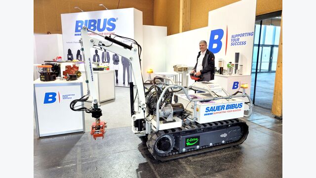 © BIBUS Austria
Hydraulisches Raupenfahrzeug mit Kranarm – praxisnahe Demonstration eines leistungsstarken Fahrantriebs für mobile Arbeitsmaschinen.