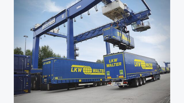 Containerverladung bei LKW Walter