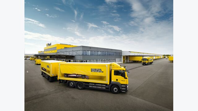 Post-LKW vor Paketzentrum