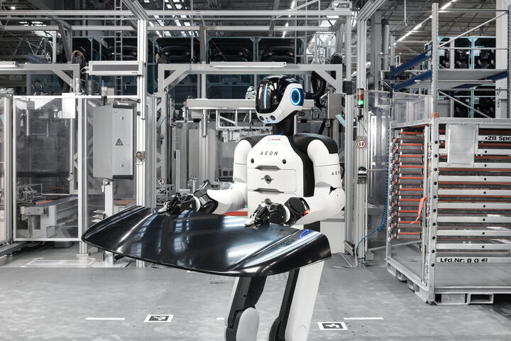 P90630894 high Res humanoid robotics at