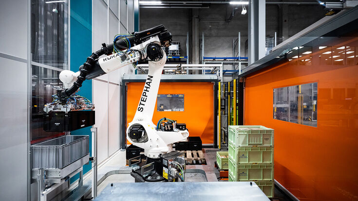 Hörmann Intralogistics hat für Siemens ein Autostore-System realisiert, das erstmals mit einer vollautomatischen KLT-Roboterzelle kombiniert wird.