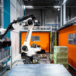 Hörmann Intralogistics hat für Siemens ein Autostore-System realisiert, das erstmals mit einer vollautomatischen KLT-Roboterzelle kombiniert wird.