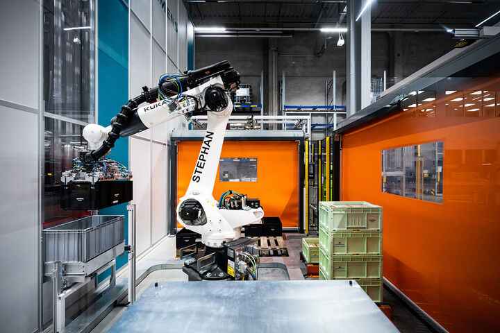 Hörmann Intralogistics hat für Siemens ein Autostore-System realisiert, das erstmals mit einer vollautomatischen KLT-Roboterzelle kombiniert wird.