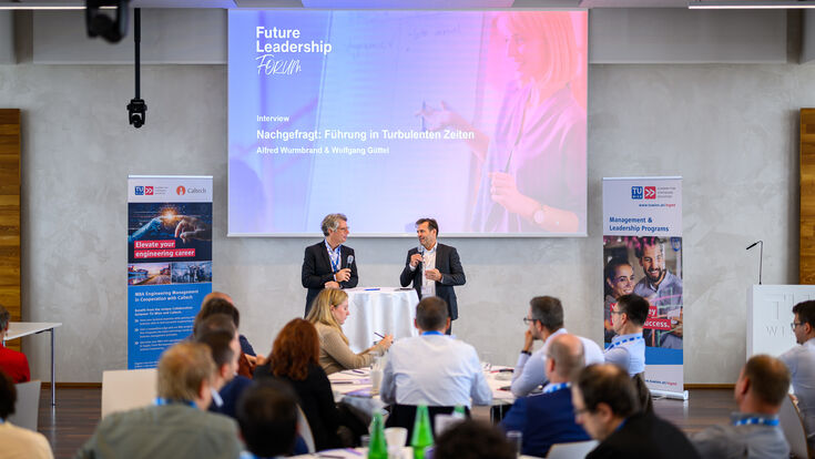 Beim Future Leadership Forum der TU Wien Academy diskutieren Alfred Wurmbrand und Wolfgang Güttel über Führung in turbulenten Zeiten.
