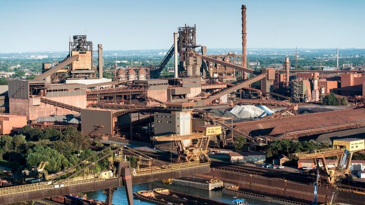 Thyssenkrupp-Stahlwerk in Duisburg: Industrieanlagen der Stahlsparte mit Hochöfen und Hafenbecken.