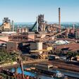 Thyssenkrupp-Stahlwerk in Duisburg: Industrieanlagen der Stahlsparte mit Hochöfen und Hafenbecken.