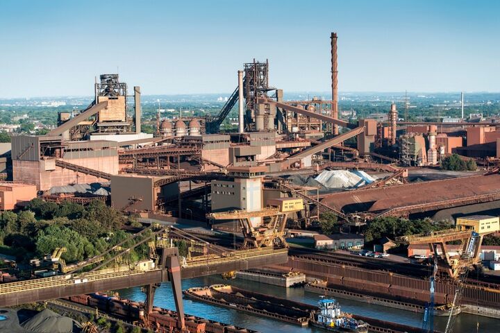 Thyssenkrupp-Stahlwerk in Duisburg: Industrieanlagen der Stahlsparte mit Hochöfen und Hafenbecken.