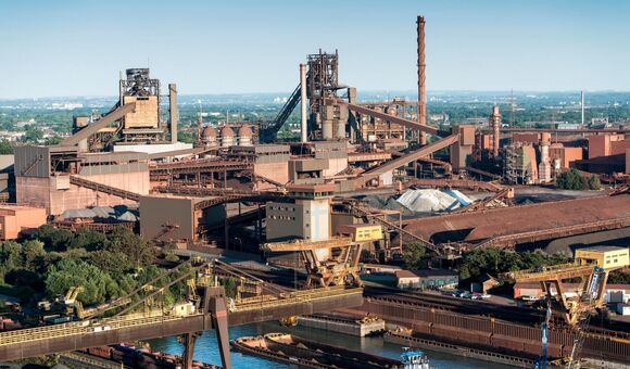 Thyssenkrupp-Stahlwerk in Duisburg: Industrieanlagen der Stahlsparte mit Hochöfen und Hafenbecken.