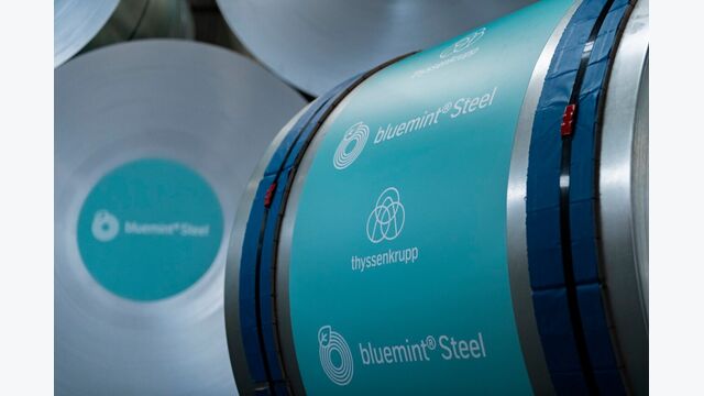 Thyssenkrupp bluemint Steel Coils als Symbol für grünen Stahl und klimafreundlichere Produktion.