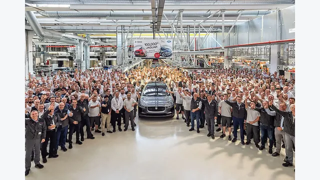 Jaguar-Fahrzeuge in der Produktion bei Magna Steyr in Graz, wo unter anderem E-Pace und I-Pace gefertigt wurden.