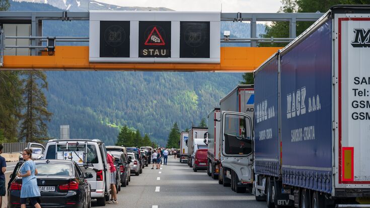 Verkehrsstau auf der Brennerautobahn in Richtung Süden Italien zu Beginn der Urlaubszeit