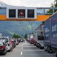 Verkehrsstau auf der Brennerautobahn in Richtung Süden Italien zu Beginn der Urlaubszeit