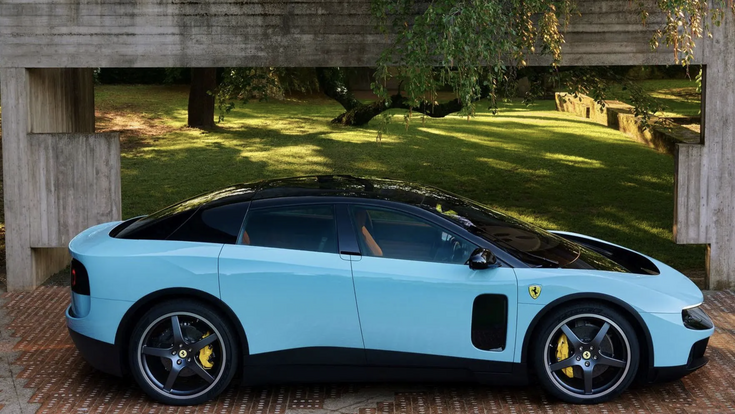 Blauer Ferrari Luce als futuristisches Elektroauto mit glatter Front, weichen Linien und vier Türen.