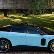 Blauer Ferrari Luce als futuristisches Elektroauto mit glatter Front, weichen Linien und vier Türen.