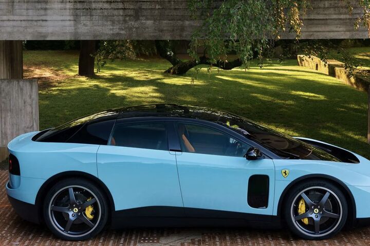 Blauer Ferrari Luce als futuristisches Elektroauto mit glatter Front, weichen Linien und vier Türen.