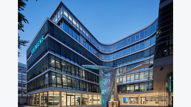 München leuchtet: Die spektakuläre Skulptur "The Wings" des amerikanischen Architekten Daniel Libeskind markiert den Eingang zur neuen Konzernzentrale der Siemens AG am Oskar-von-Miller-Ring. Mit tausenden animierter LEDs symbolisiert das zehn Meter hohe und 15 Tonnen schwere Kunstwerk das Thema Digitalisierung. The spectacular Wings sculpture by American artist Daniel Libeskind decorates the entrance to the new Siemens headquarters. With thousands of animated LEDs, the ten-meter sculpture symbolizes the central theme of digitalization.