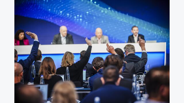 ?Siemens ONE Tech ? Strategy & Results? am 13. November 2025 im Headquarter in München (von links nach rechts): Chris Ribeiro, Chief Communication Officer der Siemens AG; Roland Busch, Vorstandsvorsitzender der Siemens AG; Ralf P. Thomas, Finanzvorstand der Siemens AG; und Tobias Atzler, Head of Investor Relations Siemens AG 'Siemens ONE Tech ? Strategy & Results' event on November 13 2025 at the company?s headquarters in Munich (from left to right): Chris Ribeiro, Chief Communications Officer of Siemens AG; Roland Busch, President and CEO of Siemens AG; Ralf P. Thomas, Chief Financial Officer of Siemens AG; and Tobias Atzler, Head of Investor Relations Siemens AG; ? München, 13.11.2025.