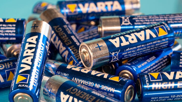 Mehrere gebrauchte Varta-AA-Alkalibatterien liegen zu einem Haufen aufgeschichtet.