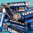 Mehrere gebrauchte Varta-AA-Alkalibatterien liegen zu einem Haufen aufgeschichtet.