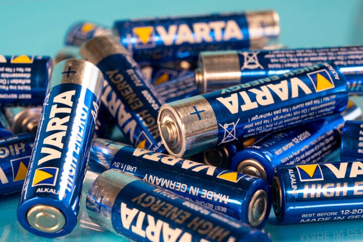 Mehrere gebrauchte Varta-AA-Alkalibatterien liegen zu einem Haufen aufgeschichtet.