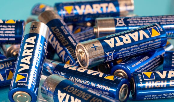 Mehrere gebrauchte Varta-AA-Alkalibatterien liegen zu einem Haufen aufgeschichtet.