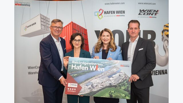 Hafen Wien Bilanz 2025: Friedrich Lehr, kaufmännischer Geschäftsführer Hafen Wien/ Doris Pulker-Rohrhofer, technische Geschäftsführerin Hafen Wien / Vizebürgermeisterin und Wirtschaftsstadträtin Barbara Novak / Oliver Stribl, Geschäftsführer Wien Holding