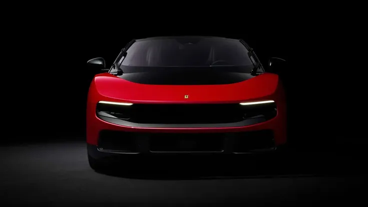 Roter Ferrari Luce von vorne vor schwarzem Hintergrund mit schmalen LED-Scheinwerfern und glatter Elektroauto-Front.