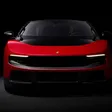 Roter Ferrari Luce von vorne vor schwarzem Hintergrund mit schmalen LED-Scheinwerfern und glatter Elektroauto-Front.