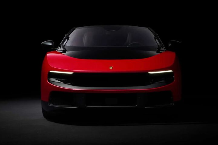Roter Ferrari Luce von vorne vor schwarzem Hintergrund mit schmalen LED-Scheinwerfern und glatter Elektroauto-Front.