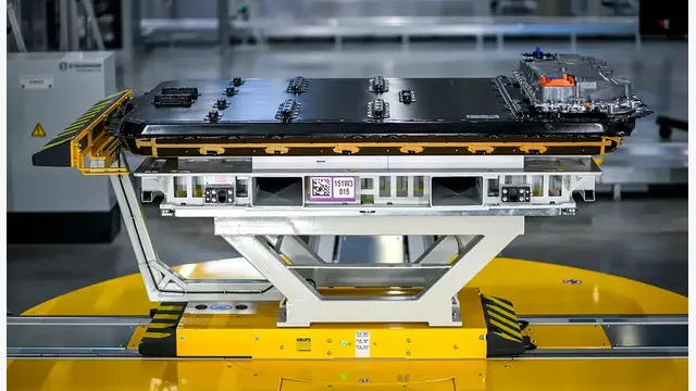 Hochvoltbatterie eines Elektroautos auf einer Produktionsanlage in einer modernen Fertigungshalle.