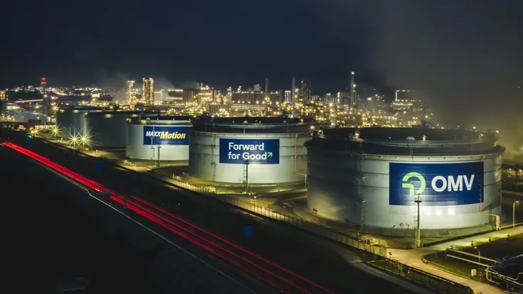 OMV-Raffinerie Schwechat bei Nacht mit Tankanlagen und sichtbarem OMV-Logo