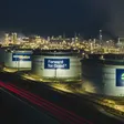 OMV-Raffinerie Schwechat bei Nacht mit Tankanlagen und sichtbarem OMV-Logo