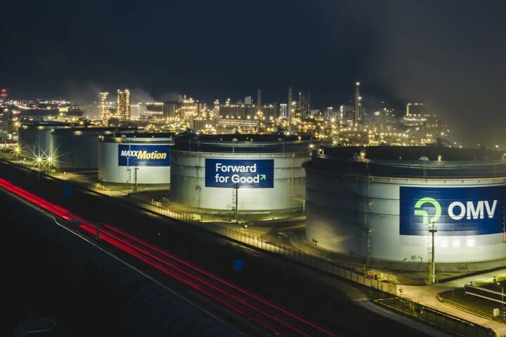 OMV-Raffinerie Schwechat bei Nacht mit Tankanlagen und sichtbarem OMV-Logo
