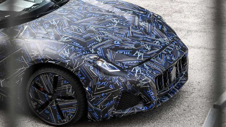 Getarnter Maserati-Prototyp von vorne: Die Luxusmarke steht bei Stellantis vor einem strategischen Neustart mit möglichen Partnern.