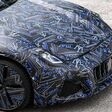 Getarnter Maserati-Prototyp von vorne: Die Luxusmarke steht bei Stellantis vor einem strategischen Neustart mit möglichen Partnern.