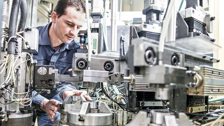 Arbeiter bei Produktion in Schaeffler-Werk
